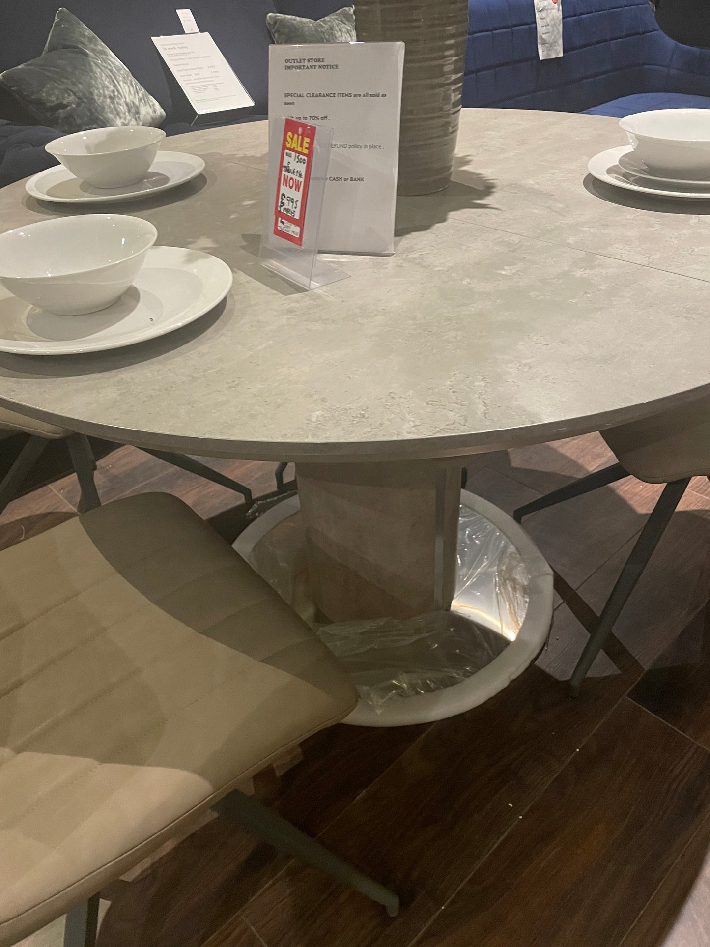 Della round extending dining table sold as seen ( collect only or arrange viewing and delivery )