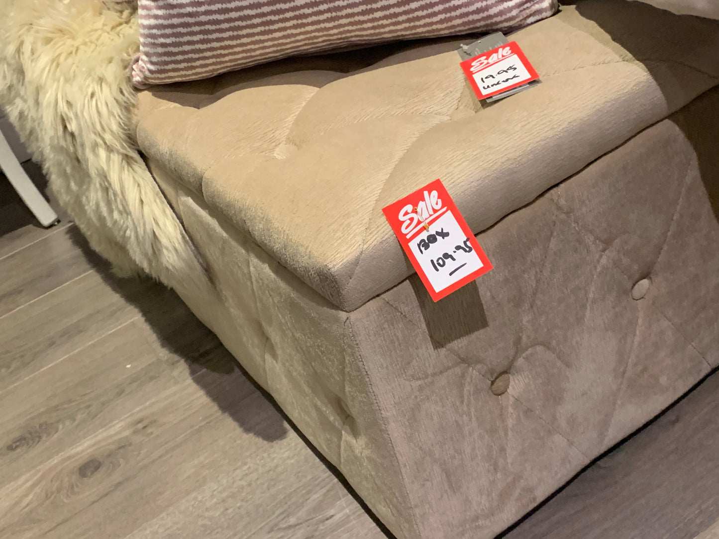 Zelda bed with wings on side 5 ft clearance offer last one in mink velvet