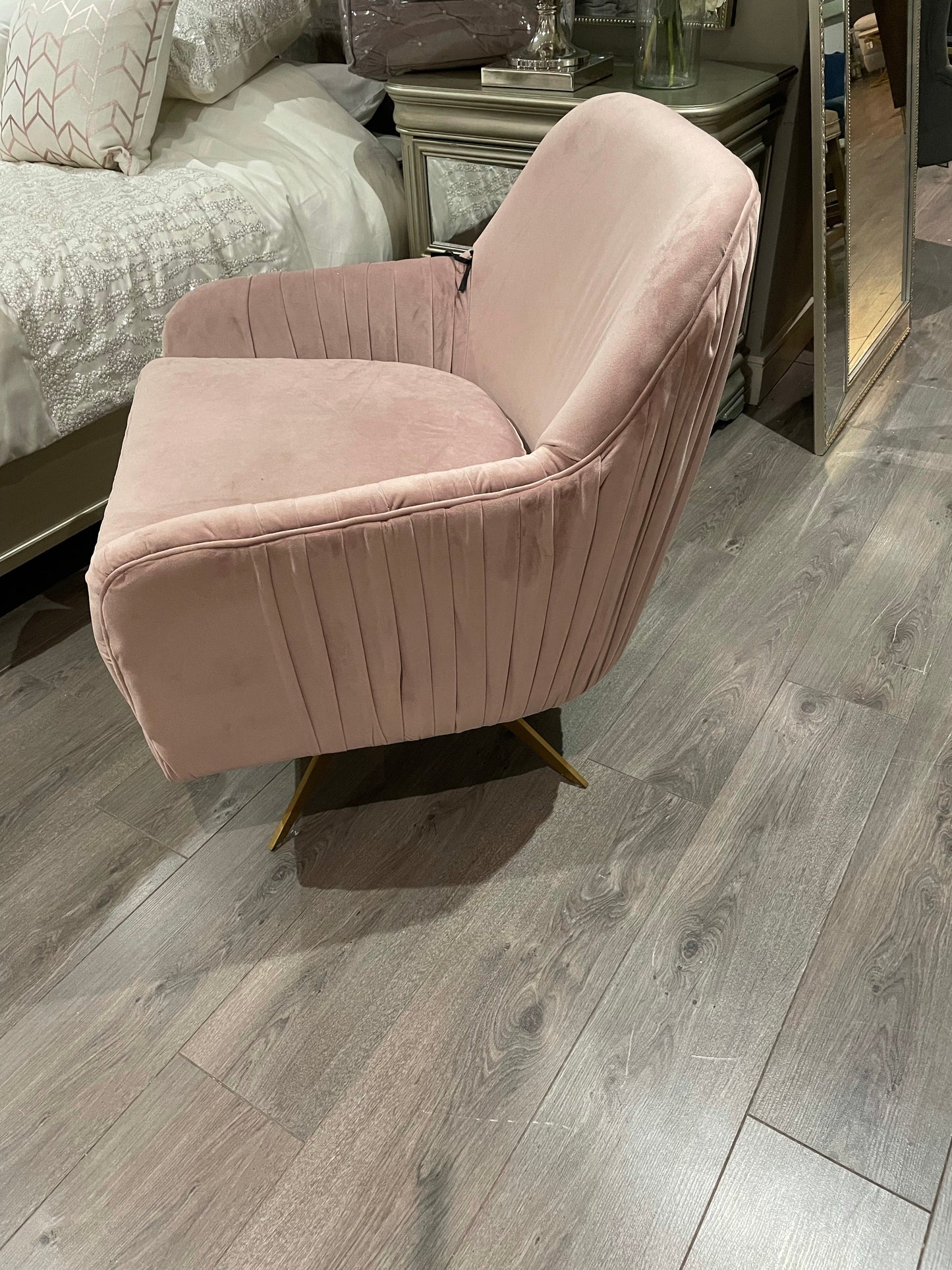 Sia swivel Chair in blush pink totally stunning ! Reduced for collection