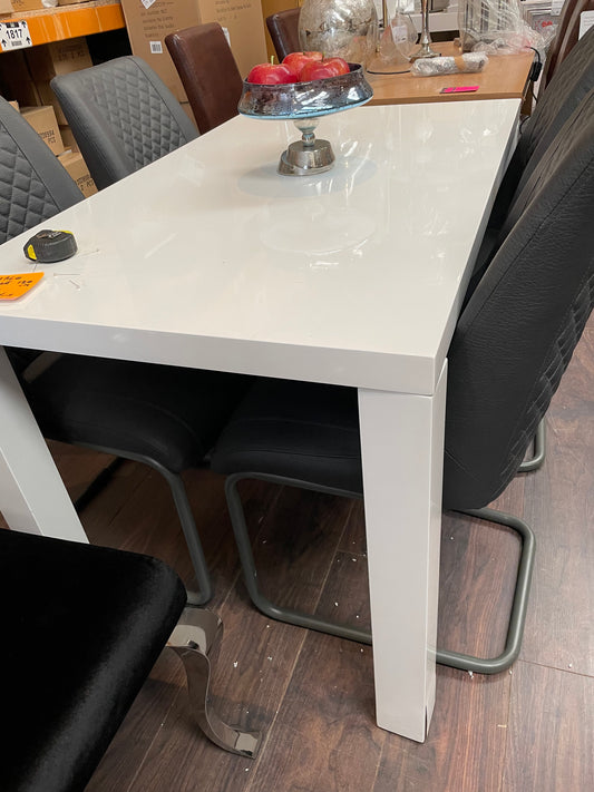 Monaco white gloss dining table purchase Instore only €60