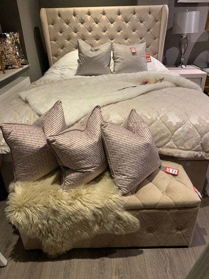 Zelda bed with wings on side 5 ft clearance offer last one in mink velvet
